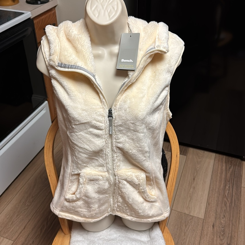 BENCH NWT M CREAM SHERPA INSIDE AND OUT POCKETS SOFT HOODED VEST